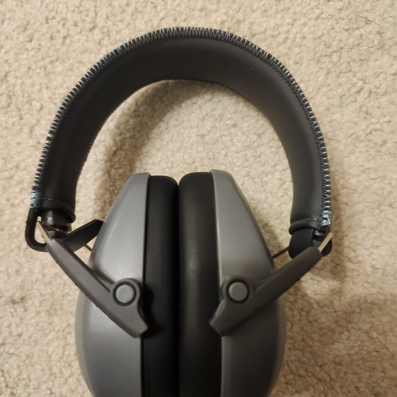 Girls With Guns Assure Low-Profile Earmuffs, 23 dB NRR, ANSI S3.19 & CE EN352-1 - Picture 5 of 5